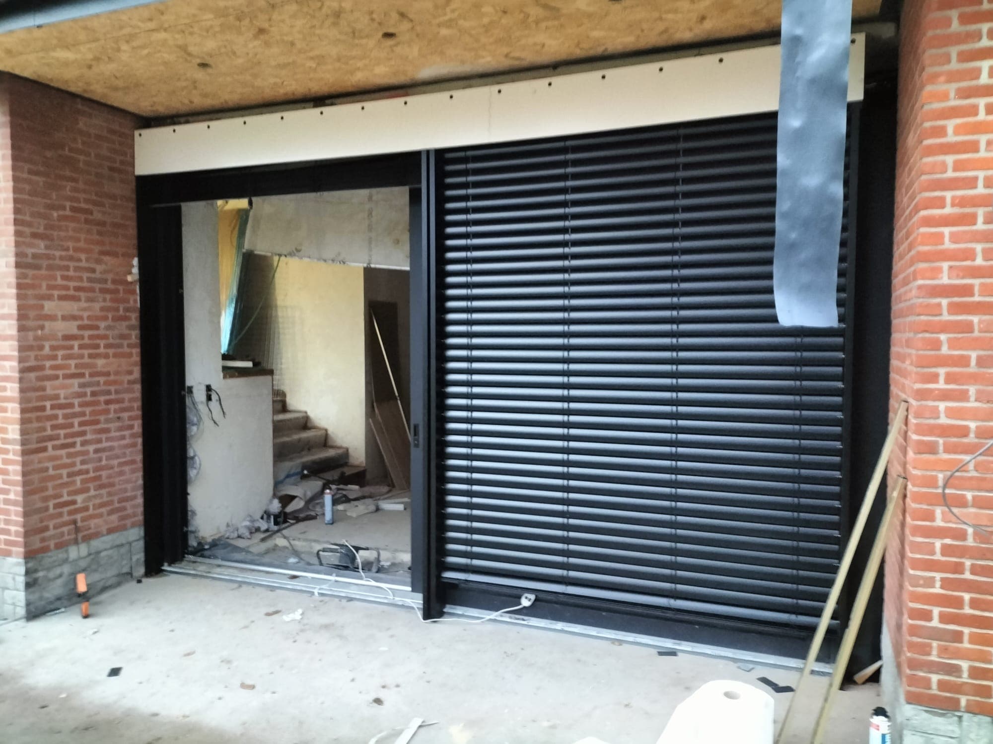 Realizacja montażu okien z roletami